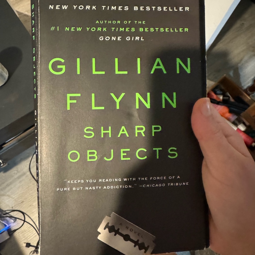 Sharp Objects by Gillian Flynn Book